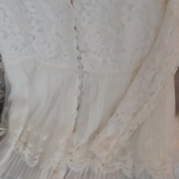 Christina V. White Lace Top, size S. - Picture 3 of 3